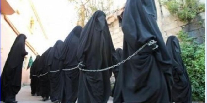 Umilinţe cumplite pentru femeile răpite de Statul Islamic: sunt vândute precum animalele