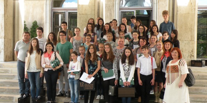 Elevi de la şcoli maghiare din Harghita şi Covasna, câştigători ai unui concurs de limba română, premiaţi la Guvern