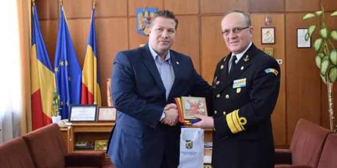 Tricolorul românesc, oferit de prefect Forţelor Navale Române, va fi rborat pe catargul Navei-Şcoală Mircea