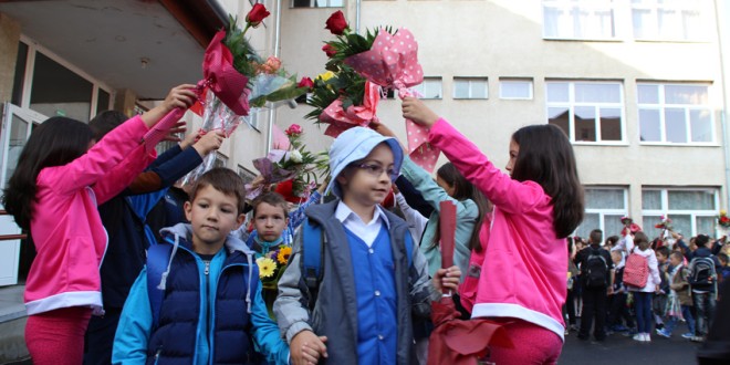 Emoţii, flori şi speranţe: Nou început de an şcolar la „Liviu Rebreanu”