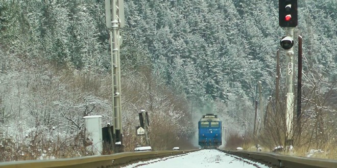 Traficul feroviar între în zona Băile Tușnad se asigură cu locomotive diesel, după ce un brad a rupt firele de curent