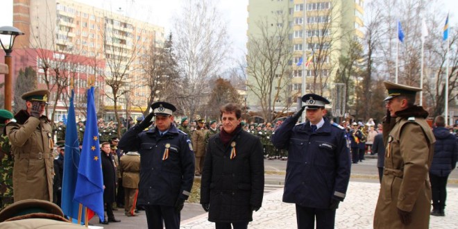 Deputatul Mircea Duşa a criticat faptul că autorităţile locale şi judeţene au lipsit de la manifestări, iar oraşul, din nou, nu a fost pavoazat