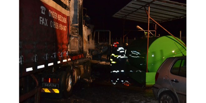 Intervenție promptă a pompierilor pentru stingerea unui incendiu la un autocamion