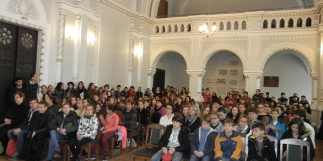 Circa 200 de elevi de la şcoli cu predare în limba maghiară, la un concurs de limba română
