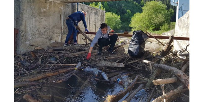 Peste o sută de saci cu gunoi au fost strânşi în urma unei acţiuni de ecologizare pe o porţiune a Râului Bistricioara