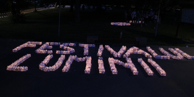 Zece mii de lumânări au fost aprinse de copii şi adulţi la Festivalul Luminii
