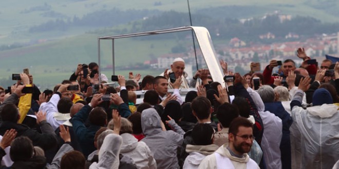 „Pe urmele Papei Francisc” – un nou traseu tematic în Harghita, lansat cu prilejul Zilei Internaţionale a Turismului