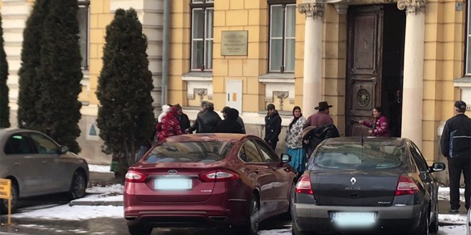 Scandal între romi, în fața Palatului Justiției din Miercurea Ciuc