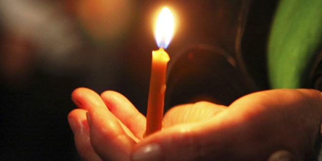 Credincioşii ortodocşi vor putea lua Lumina Sfântă de la Ierusalim în noaptea de Înviere