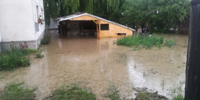 Odorheiu Secuiesc: O alunecare de teren şi pivniţe, subsoluri sau curţi ale unor case inundate, efectele ploilor din ultimele zile