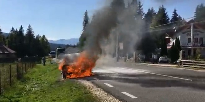 Autoturismul din Izvoru Mureșului a luat foc ca urmare a unui scurt circuit