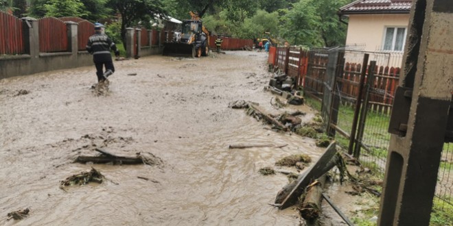 Câteva zeci de curți și trei case au fost inundate în nordul județului