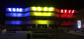 Casa Artelor din Miercurea Ciuc, iluminată în culorile drapelului României