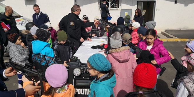 <h5><i>De ziua Poliției Române</i></h5>IPJ Harghita și-a deschis larg porțile în fața a sute de copii care au devenit polițiști pentru o zi