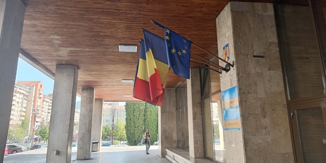 Prefectul Petres Sándor cere verificarea stării drapelelor României şi UE de pe instituţiile publice şi înlocuirea celor deteriorate