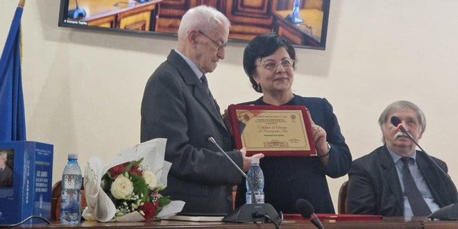 Profesorul Ilie Şandru a primit titlul şi medalia de cetăţean de onoare al municipiului Iaşi