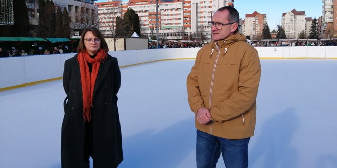 Mâine se deschide patinoarul artificial în aer liber de pe platoul din centrul municipiului Miercurea-Ciuc