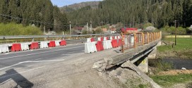 Podul de pe DN 15 peste râul Bistricioara, din comuna Corbu – un „pericol atât pentru siguranţa pietonilor, cât şi a participanţilor la trafic”