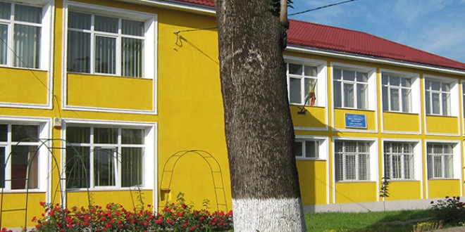 Topliţa: O clădire cu simbolistică aparte adăposteşte viaţa culturală a unei şcoli gimnaziale