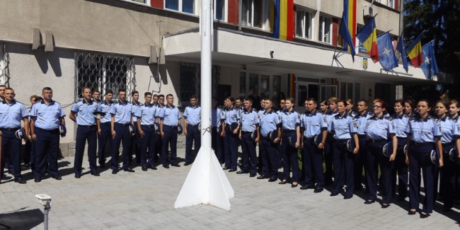 Sub cel mai mare drapel tricolor din judeţ: Noii poliţişti încadraţi de IPJ Harghita au depus jurământul de credinţă