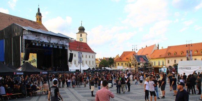 Peste 10.000 de iubitori de muzică rock și de evenimente culturale s-au reunit la ARTmania Festival 2017, care s-a reîntors în Piața Mare din Sibiu