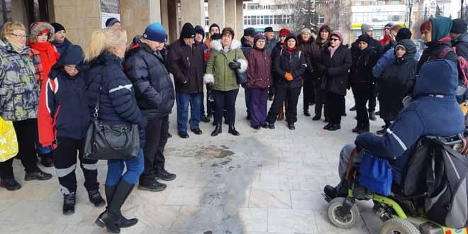 Persoane cu dizabilităţi, nemulţumite de proiectul de buget pe anul 2019, au protestat în faţa Prefecturii