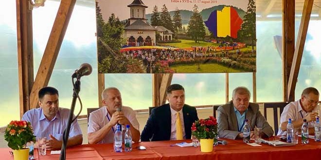 <h5><i>Universitatea de Vară a Românilor de Pretutindeni Izvoru Mureşului:</i></h5> ReUnirea Republicii Moldova cu România, un proiect de ţară pentru români? Dar pentru clasa politică?