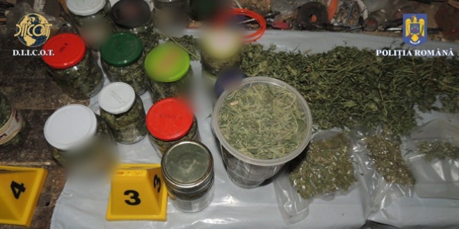 Patru persoane au fost arestate pentru trafic de droguri în două cauze separate