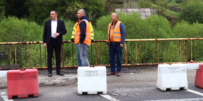 Directorul general al DRDP Braşov: Lucrările de reconstrucţie a podului din comuna Corbu, peste râul Bistricioara, vor începe la toamnă