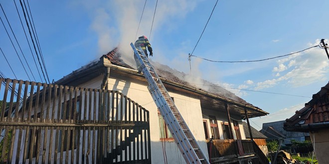 Incendiu violent la o casă din Brădești