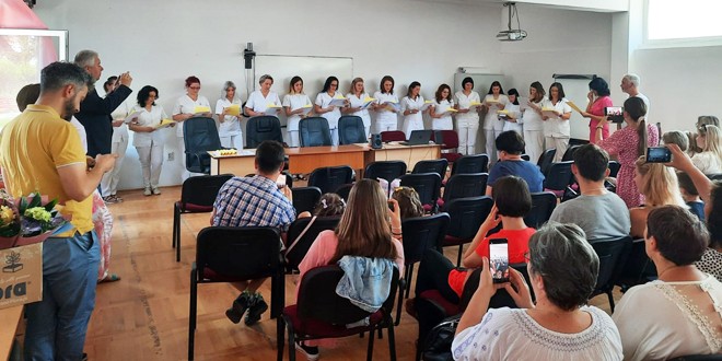 Prima promoţie de asistente medicale care finalizează studiile de specialitate în limba română la Şcoala Postliceală Sanitară FEG din Miercurea-Ciuc
