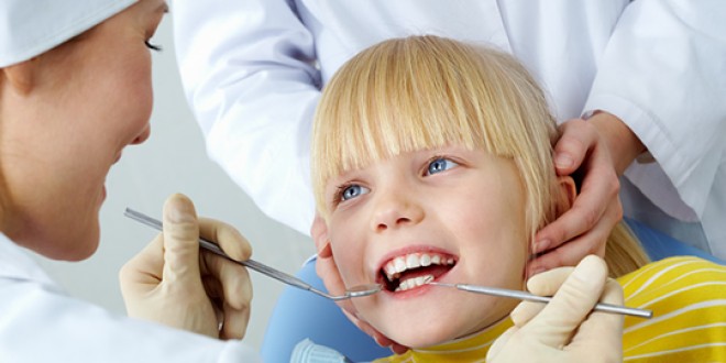 La propunerea medicilor dentişti: Ministerul Sănătăţii are în vedere un pachet special de servicii stomatologice pentru copii şi vârstnici