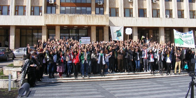 Elevii şi profesorii de la CNOG, în marş de atenţionare asupra defrişărilor iresponsabile