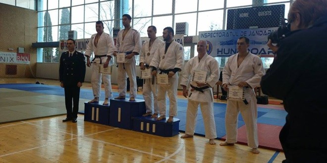 Jandarm-judoka harghitean pe podium
