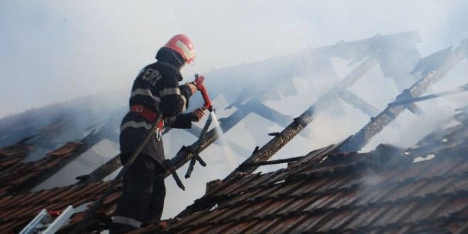 <h5><i>Toplița:</i></h5>Pompierii intervin pentru stingerea unui incendiu la două case și două anexe