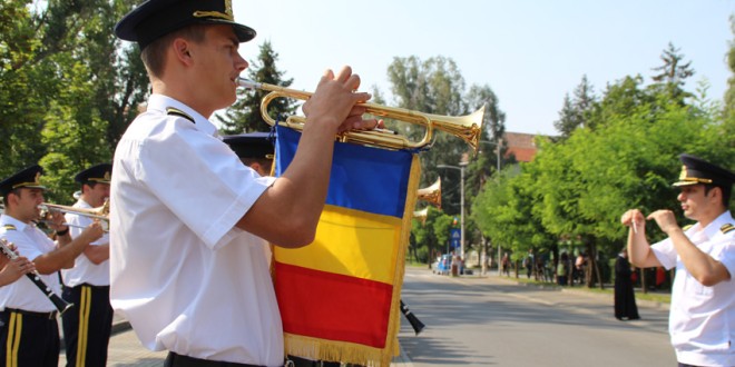Ziua Imnului Național: oficialități și șefi ai instituțiilor județene, militari și localnici au cântat „Deșteaptă-te române!” în centrul municipiului Miercurea-Ciuc