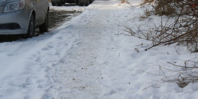 Avertismente aplicate pentru trotuarele necurăţate de zăpadă