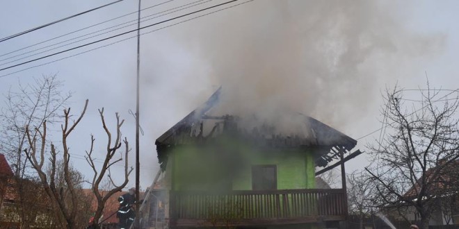 Incendiu puternic la o casă din Miercurea-Ciuc, pagubele ridicându-se la 115.000 de lei