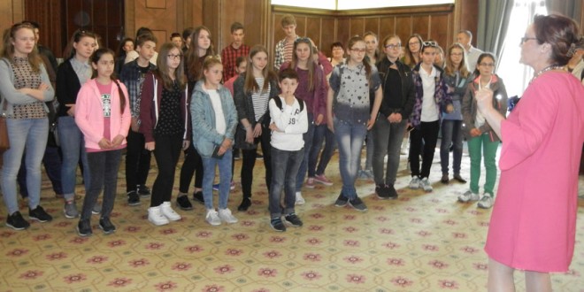 Elevi de la şcolile cu predare în limba maghiară din Harghita, premiaţi la Palatul Victoria