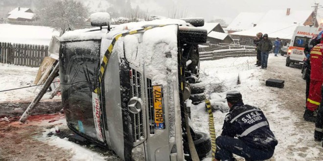 Microbuz răsturnat între Borsec și Tulgheș: două persoane decedate și alte 7 au fost transportate la spital