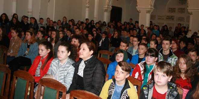 Aproximativ 250 de elevi maghiari din cinci judeţe, la concursul de limbă română „Carte frumoasă, cinste cui te-a scris!”