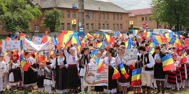 Ambasadorii limbii şi culturii române, la tradiţionalul Festival folcloric al copiilor de la Sărmaş