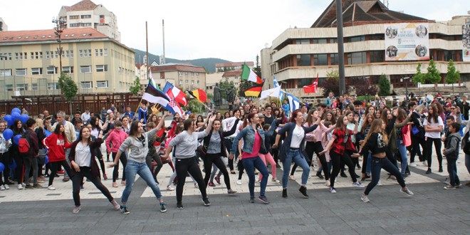 Sute de elevi din Miercurea Ciuc au participat la manifestările organizate în centrul municipiului cu ocazia Zilei Europei