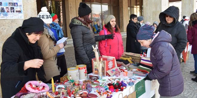Sute de produse expuse la tradiţionalul Târg destinat persoanelor cu dizabilităţi