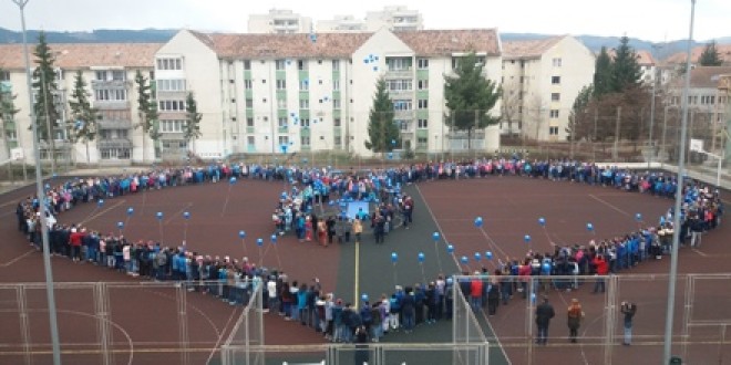 O inimă formată din 750 de elevi, solidari cu colegii lor autişti, de Ziua Internaţională a Conştientizării Autismului