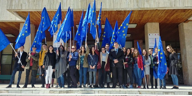 Miercurea Ciuc: Târgul Serviciilor Publice Europene şi flash mob, de Ziua Europei