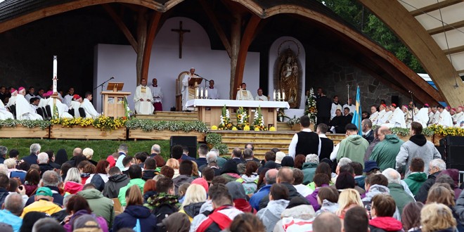 Papa Francisc: „Pelerinajul aparţine moştenirii Transilvaniei, dar aduce cinstire tradiţiilor româneşti şi ungureşti deopotrivă”