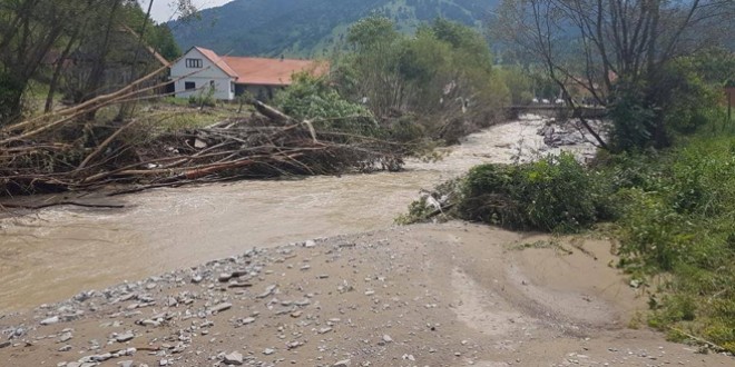 O casă distrusă, alte 25 avariate, zeci de anexe, o sută de grădini şi drumuri avariate în zona Valea Rece