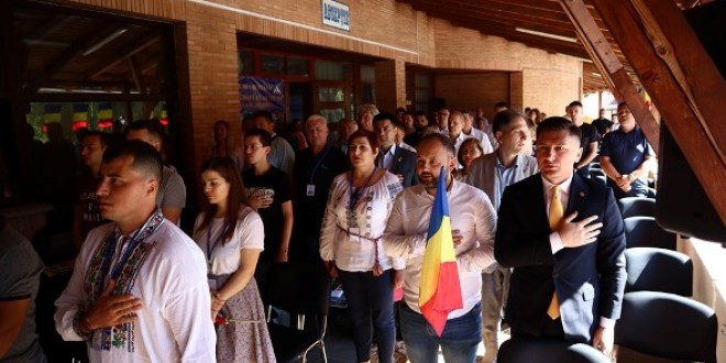 Universitatea de Vară de la Izvoru Mureșului: Reprezentanții românilor din comunitățile istorice reproșează autorităților române lipsa de implicare în rezolvarea problemelor