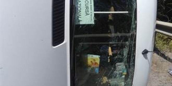 Microbuz cu 19 călători, răsturnat în zona Vârfului Creanga